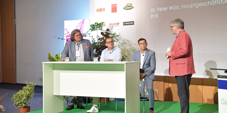 Jens Oldenburg (Geschäftsführer Stiftung Initiative Mehrweg), Michael Wittmann (Geschäftsführer Einkauf & Logistik Pflanzen-Kölle), Dominique Rotondi (Einkaufs-Geschäftsführer Toom Baumarkt), und Peter Wüst (v.l.n.r.) haben über Nachhaltigkeit gesprochen. 