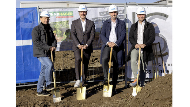 Dipl. Ing. Bmstr Bruno Doll (Geschäftsführung Bauunternehmen Doll), Mag. Stefan Windhager, Dr. Lukas Windhager und DI Markus Strobl (Architekt, v. l.) auf dem Firmengelände den symbolischen ersten Spatenstich für den neuen Hallenbau gesetzt.