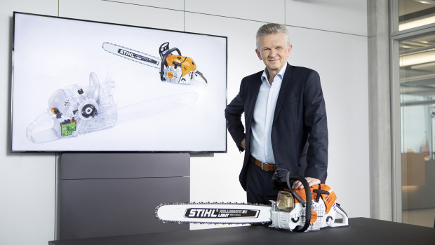 Stihl-Vorstandsvorsitzender Dr. Bertram Kandziora präsentiert die Stihl MS 500i, die weltweit erste Benzin-Motorsäge mit elektronisch gesteuerter Kraftstoffeinspritzung.