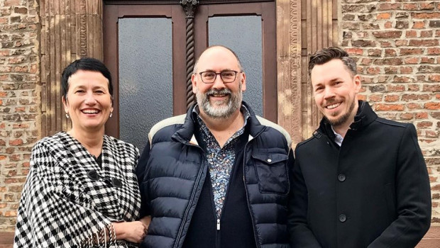 Gastredner auf der Wintertagung: Influencer Oliver Mathys (Mitte), hier mit dem NB Egesa-Führungsduo Birgit Zelter-Dähnrich und Fabian A. Farkas.