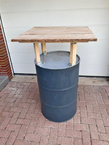 Ein Teilnehmer verwandelte eine rostige Tonne in einen Stehtisch. Ein Teilnehmer verwandelte eine rostige Tonne in einen Stehtisch.
