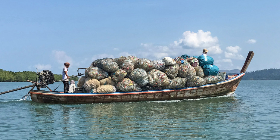 Hier sammeln Fischer Plastikflaschen, aus denen später hochfeste Oceanyarn-Seile hergestellt werden.