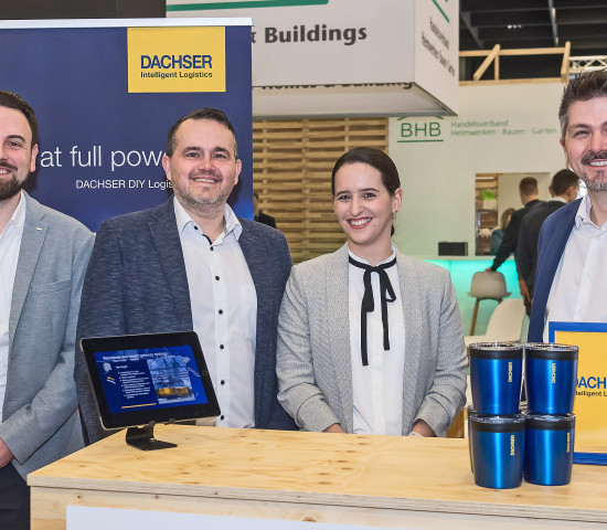 Tobias Merk (Business Development Manager; von links), Patrick Schwab (Corporate Business Development Manager), Saskia Ngongang (Consultant im Team Sales Support & Retail) und Jens Wollmann (Department Head) auf der Eisenwarenmesse 2024 in Köln. 