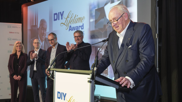 Klaus Meffert (r.) ist Preisträger des DIY-Lifetime-Awards 2025. Im Hintergrund (v. l.) seine Laudatorin, die Hornbach-Vorständin Susanne Jäger, BHB-Vorstandssprecher Peter Abraham (Eurobaustoff), Marc Dähne (Dähne Verlag) und BHB-Geschäftsführer Peter Wüst. Klaus Meffert (r.) ist Preisträger des DIY-Lifetime-Awards 2025. Im Hintergrund (v. l.) seine Laudatorin, die Hornbach-Vorständin Susanne Jäger, BHB-Vorstandssprecher Peter Abraham (Eurobaustoff), Marc Dähne (Dähne Verlag) und BHB-Geschäftsführer Peter Wüst.