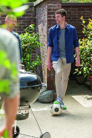 Grillen und Fußball gehören zusammen, meint man bei Weber.