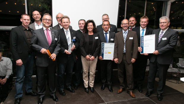 Dieter Jäger (3. v. l.) übergab den Eurobaustoff-Lieferantenpreis im Rahmen des Gartencentermeetings der Kooperation.