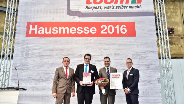 Jan Ostendorf (2. v. l.) hat den Lieferanten- und den Nachhaltigkeitspreis von den Toom-Geschäftsführern Dominique Rotondi (l.) und Hans-Joachim Kleinwächter (r.) entgegengenommen. Jan Ostendorf (2. v. l.) hat den Lieferanten- und den Nachhaltigkeitspreis von den Toom-Geschäftsführern Dominique Rotondi (l.) und Hans-Joachim Kleinwächter (r.) entgegengenommen.