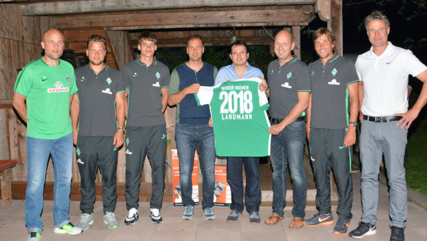 Im Trainingslager des Bundesligisten im Zillertal wurde Andreas Krebs, CEO von Landmann (4. v. r.), von einer Werder-Delegation um Geschäftsführer Klaus Filbry (4. v. l.) und Marco Bode (Vorsitzender des Aufsichtsrats, 1. v. r.) ein Werder-Trikot überreicht. Foto: Werder.de
