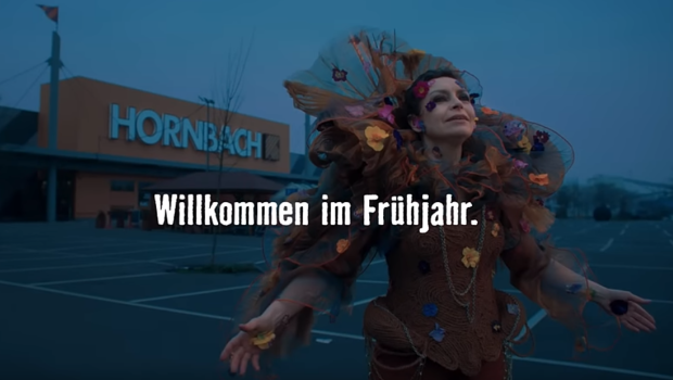 Der aktuelle Hornbach-Spot endet auf einem Baumarktparkplatz.