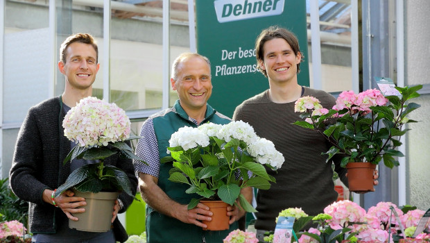 Freuen sich auf die Saison (v. l.): FCA-Spieler Christoph Janker, Robert Engelhard, Dehner-Marktleiter in Augsburg-Lechhausen, und FCA-Spieler Marwin Hitz.