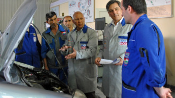 Liqui Moly bildet Mechaniker in Tadschikistan aus