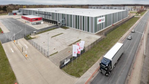 Mit dem neuen Versandzentrum in Lehrte bei Hannover, das im vergangenen Jahr den Betrieb aufgenommen hat, baut Häfele sein europäisches Logistiknetz und den Kundenservice weiter aus. Mit dem neuen Versandzentrum in Lehrte bei Hannover, das im vergangenen Jahr den Betrieb aufgenommen hat, baut Häfele sein europäisches Logistiknetz und den Kundenservice weiter aus.