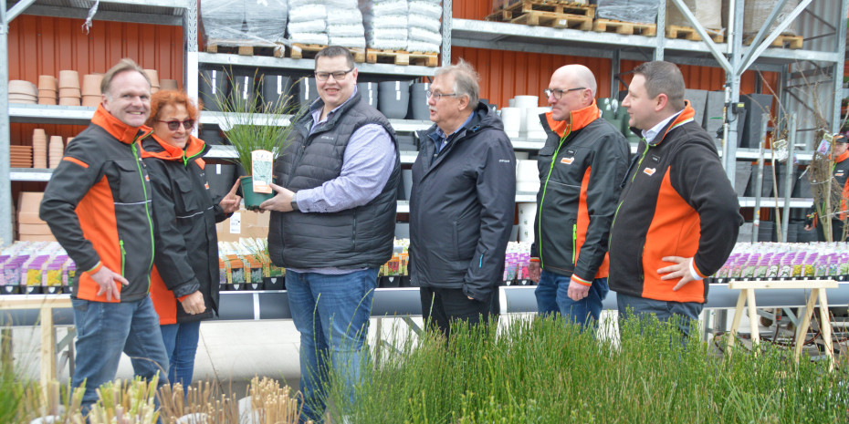 Enge Zusammenarbeit: Globus-Geschäftsführer Gerald Neumayer (l.), Garten-Vertriebsleiterin Marika Reiner, Marktleiter Alexander Ulbrich und Maik Schwirtz, Warengruppenmanager Pflanze, tauschen sich mit Lüers-Vertriebs­leiter Gerrit Seppenwoolde (3. v. l.) und Außendienstler Rudolf Sterkel aus.