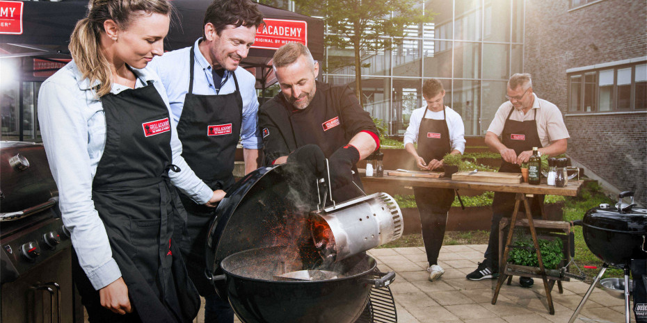 In den Weber Grill Academies lernen Kundinnen und Kunden, wie landestypische Gerichte und Gerichte aus aller Welt zubereitet werden.