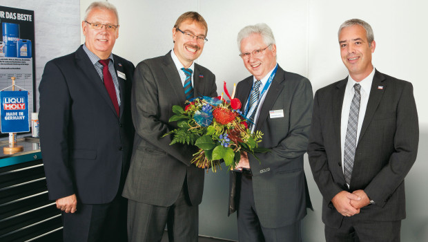 Nach 31 Jahren bei Liqui Moly hört Detlef Rademacher (2. v. r.) auf. Den Verkaufsleiter Nord verabschiedet der nationale Vertriebsleiter Günter Hiermaier (2. v. l.) in den Ruhestand. Die deutschlandweite Verkaufsleitung übernimmt Werner Lehmkemper (l.). Für den nationalen SB-Bereich ist künftig Günther Wengert (rechts) zuständig.