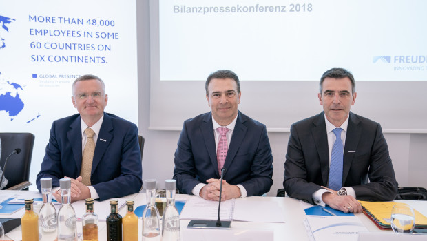 Der Vorstand der Freudenberg Gruppe (v. l.): Dr. Tilman Krauch, Dr. Mohsen Sohi und Dr. Ralf Krieger während der Bilanz-Pressekonferenz. Foto: obs/Freudenberg/Marco Schilling für Freudenberg