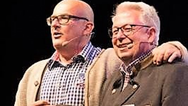 Die beiden Geschäftsführer Johannes Häringslack (l.) und Wolfgang Colloseus haben den Lieferantenpreis übergeben.