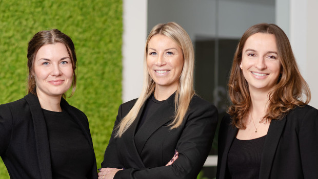 Annika Hödtke, Karolyn Geis und Nantje Peemöller (v. r.) sind im Handelsunternehmen Brüder Schlau als leitende Einkäuferinnen tätig.