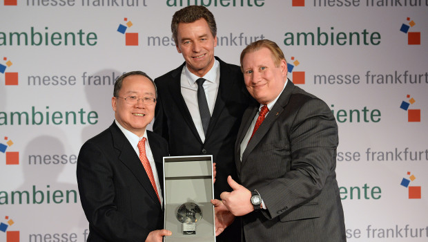 Übergabe des Partnerland-Globus vom japanischen Botschafter S. E. Takeshi Nakane (l.) an Kevin C. Milas, Generalkonsul der USA (r.), zusammen mit Messechef Detlef Braun.