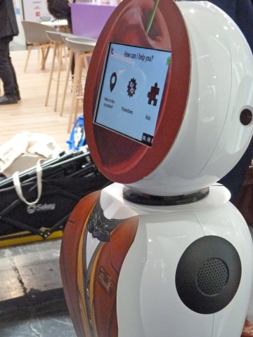 Der Roboter Shelfie Pro kann im Markt zum gesuchten Regal navigieren, aktuelle Aktionen anzeigen und behält gleichzeitig die Ware im Blick. 