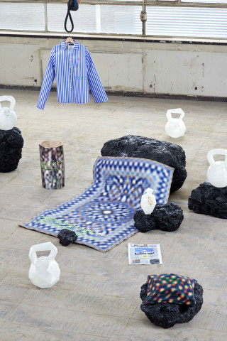 Die Arbeit von Jonas Hejduk macht ein fiktionales Szenario auf, in dem ein Meteorit auf der Erde eingeschlagen ist und dadurch ein Objekt und die Auflösung verändert. Die Arbeit von Jonas Hejduk macht ein fiktionales Szenario auf, in dem ein Meteorit auf der Erde eingeschlagen ist und dadurch ein Objekt und die Auflösung verändert.