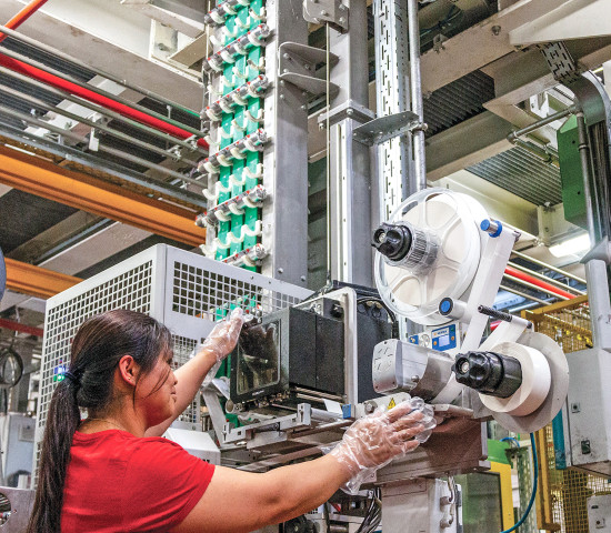 Kompetenz kennt kein Geschlecht: Bei Soudal arbeiten Frauen  ebenso selbstverständlich in der Produktion wie in vielen anderen Unternehmensbereichen.