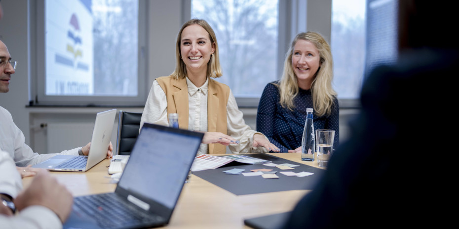 Milena Wenzel (l.) aus der Unternehmenskommunikation und Ausbildungsleiterin Anita Mühlenkamp (r.) wissen aus erster Hand, wie wichtig Kommunikation und ein offenes Miteinander für den Geschäftserfolg sind. &nbsp;&nbsp;