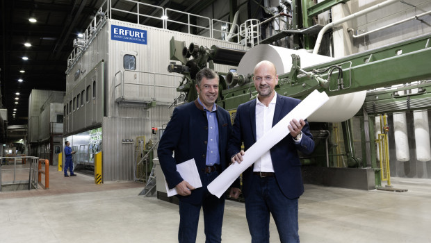 Investition in die Zukunft: Henrik und Martin Erfurt (v. l.) vor der kürzlich modernisierten Papiermaschine PM 5. Investition in die Zukunft: Henrik und Martin Erfurt (v. l.) vor der kürzlich modernisierten Papiermaschine PM 5.