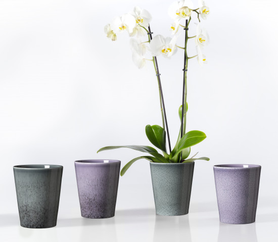 Die neue Orchideenvase Medina Glaze gibt es in den Farbtönen Petrol und Violett.