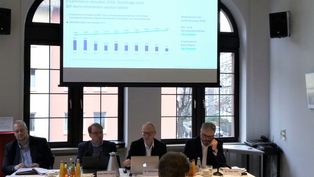 Vorstellung der Zahlen für 2018 in Frankfurt auf der heutigen Jahrespressekonferenz. Auf der Bühne (v. l. n. r.): Jörn Brüningholt, Referent Presse & Medien beim BHB; Franz-Peter Tepaß, Geschäftsführer Obi GmbH & Co. Deutschland KG; Dr. Ralf Bartsch, Sprecher des BHB-Vorstandes und Geschäftsführer der Brüder Schlau GmbH & Co. KG; Dr. Peter Wüst, BHB-Hauptgeschäftsführer.