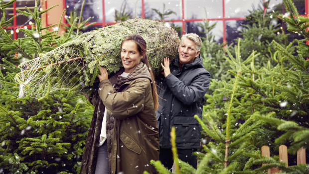 Das Ehepaar Ana Ivanović und Bastian Schweinsteiger kauft den Baum fürs Fest - so jedenfalls sieht das im Werbefilm aus.