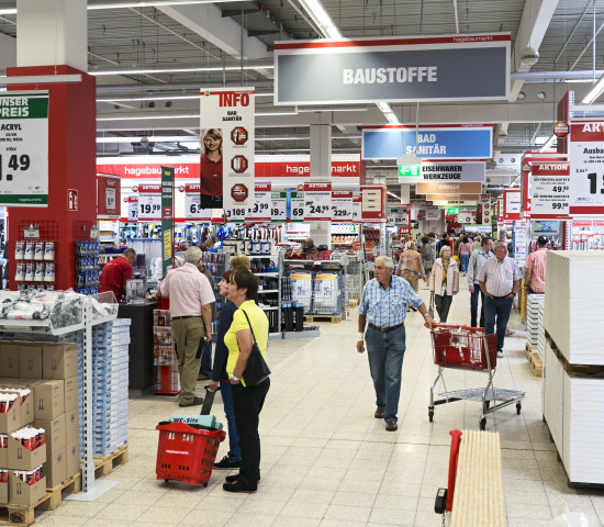 Kunden im Baumarkt