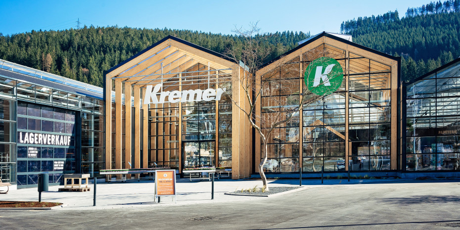 Holz, Glas, Stahl: Die Grundbaustoffe dominieren das Erscheinungsbild des Naturgartencenters in Lennestadt. 