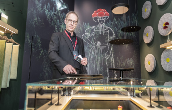 Helmut Rauen führt den Schwarzwald-Pop-up-Store von Häfele vor.