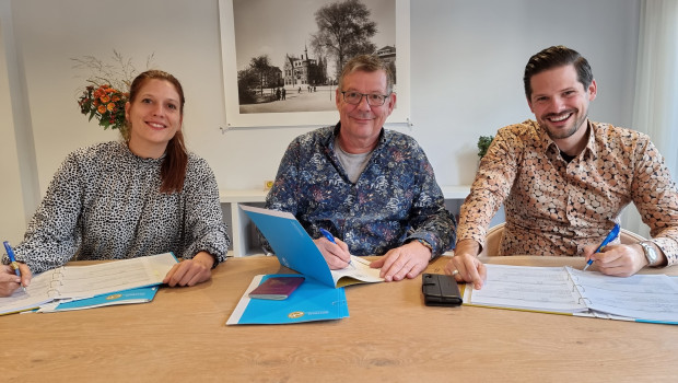 Reinier van Rijssen (Mitte) übergibt das Lizenzunternehmen Plantipp offiziell an seine Kinder Kim und Peter van Rijssen.