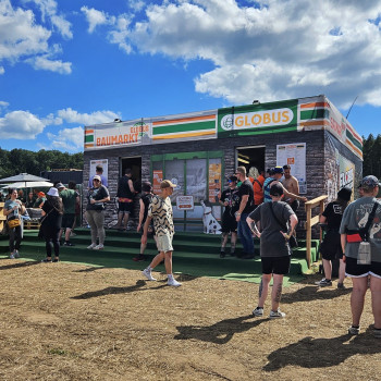 Mit einem Mini-Markt, einem Foodtruck und einer Lounge-Area inklusive Handy-Ladestation ist Globus auch in diesem Jahr auf dem Festival. 