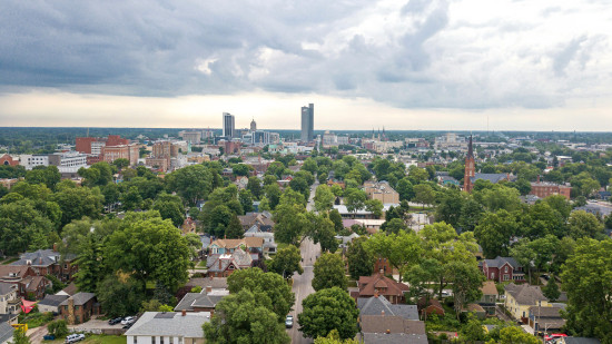 Bäume spielen eine wichtige Rolle im Stadtklima. Sie regulieren die Temperatur, verbessern die Luftqualität und steigern das Wohlbefinden.&nbsp;