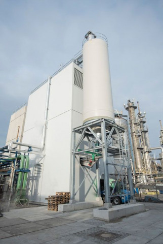 Der Produktionsstandort befindet sich in einem Industriegebiet für chemische Betriebe in der Nähe der niederländischen Stadt Groningen.
Der Produktionsstandort befindet sich in einem Industriegebiet für chemische Betriebe in der Nähe der niederländischen Stadt Groningen.