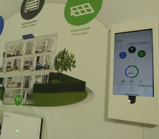 Mit dem Smart-Home-System Wiser von Schneider Electric lassen sich der Energieverbrauch im Haus im Blick behalten und die einzelnen Module, wie die Photovoltaikanlage oder der Batteriespeicher steuern. 