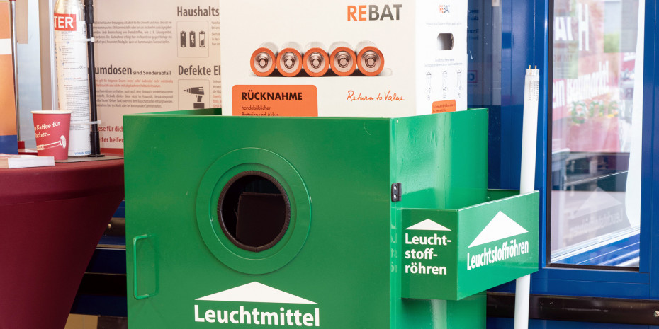 Mit dieser grünen Rückgabebox organisiert Sonderpreis Baumarkt die Rückgabe von Bauschaumdosen, Batterien und Leuchtmitteln. Platziert wird sie im Eingangsbereich.