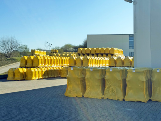 Im 75.000 m² großen Lager in Waldbröl stehen auch Gartengrillkamine zur Auslieferung bereit. Im 75.000 m² großen Lager in Waldbröl stehen auch Gartengrillkamine zur Auslieferung bereit.