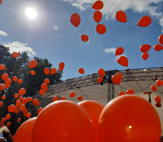 Am Schluss stiegen orange Luftballons in den Wermelskirchener Himmel.