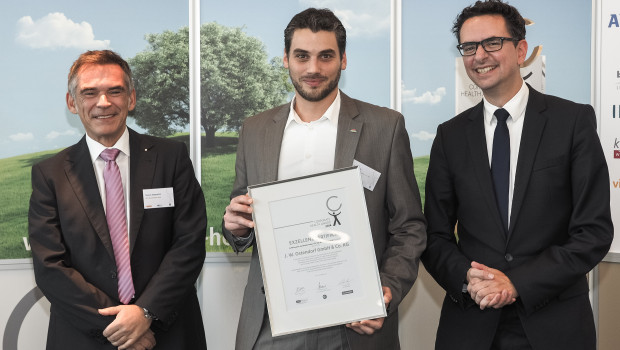 Feierliche Preisverleihung (v. l.): Thomas Wagenpfeil (Tüv Süd Akademie), Tobias Elis (JWO-Aktiv), Pascal Gerckens (Leiter Handelsblatt 360°). Feierliche Preisverleihung (v. l.): Thomas Wagenpfeil (Tüv Süd Akademie), Tobias Elis (JWO-Aktiv), Pascal Gerckens (Leiter Handelsblatt 360°).