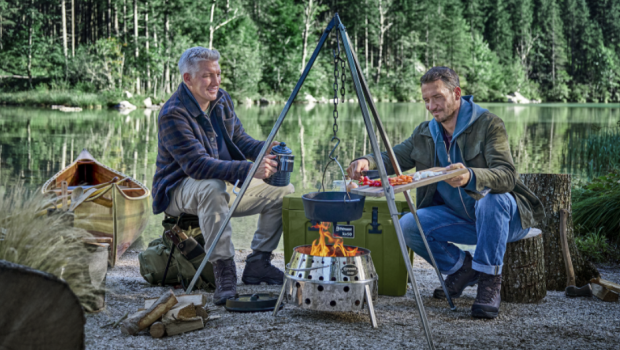 Die Werbekampagne begleitet Bastian Schweinsteiger und Felix Neureuther bei einem Tag in der Natur.
