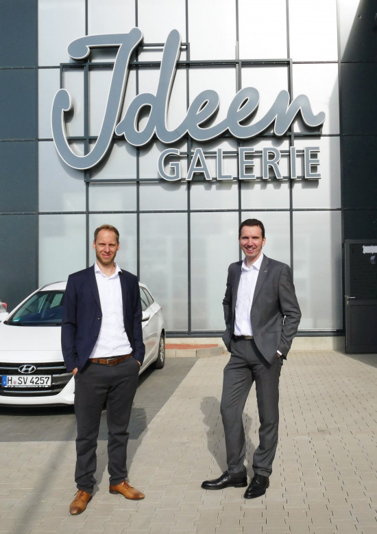 Jan-Marc Weitz und Markus Brandt vor der Ideengalerie des neu eröffneten BBM Standorts in Barsinghausen.