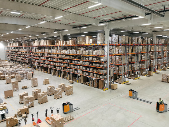 In Deutschland verfügt Songmics über 280.000 m² Lagerfläche, aufgeteilt auf fünf Standorte, die die europäischen Märkte  bedienen.