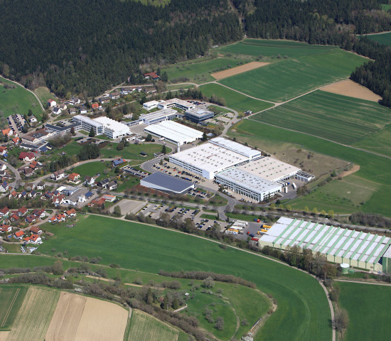 Blick auf den Standort in Tumlingen im Schwarzwald samt Fischer Akademie.