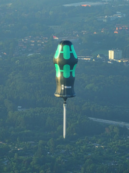 Mein fliegender Schraubenzieher! Wera hat einen neuen 65 Meter hohen Heißluftballon in Form eines Schraubendrehers anfertigen lassen, der in Zukunft für den Schraubwerkzeughersteller werben soll. [Bild: Wera]