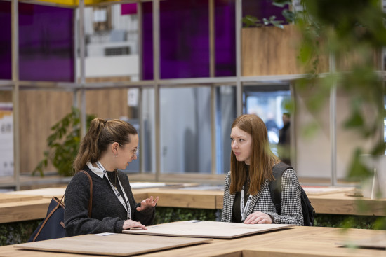 Allein wegen des Austauschs und der Möglichkeit, Innovationen zu entdecken, sei die Teilnahme an Veranstaltungen wie dieser aktuell nötiger denn je, findet Branchenkenner John Herbert.&nbsp;