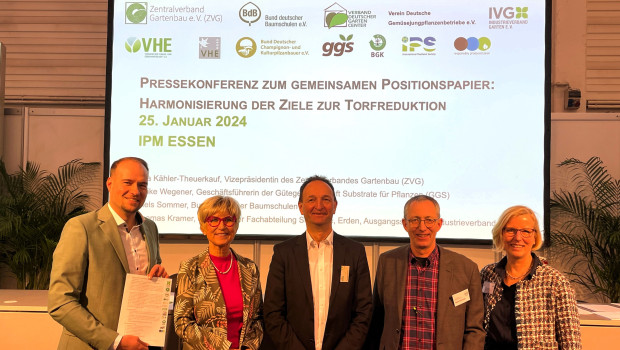 Stellten im Rahmen der IPM ESSEN das gemeinsame Positionspapier zur Torfreduktion vor (v.l.): Philip Testroet, Referatsleiter Gartenbau und Umwelt (IVG), ZVG-Vizepräsidentin Eva Kähler-Theuerkauf, Thomas Kramer, Sprecher der Fachabteilung Substrate, Erden, Ausgangsstoffe im IVG, Niels Sommer vom BdB sowie GGS-Geschäftsführerin Ulrike Wegener.